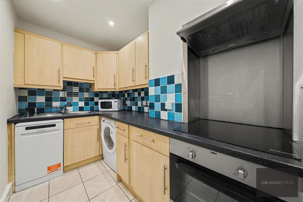 Property photo 2 of 12 6A Clapham High Street Sw4 7Ut-8.Jpg