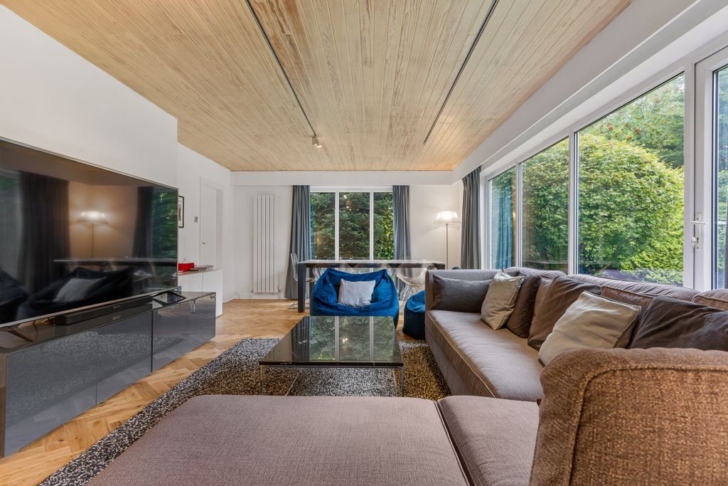 Property photo 3 of 20 Living Room