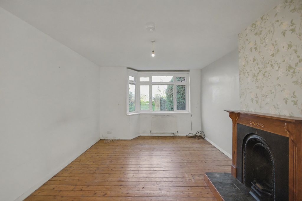 Property photo 2 of 16 131 Glenhurst Avenue, Bexley, Kent, Da5 3Qq