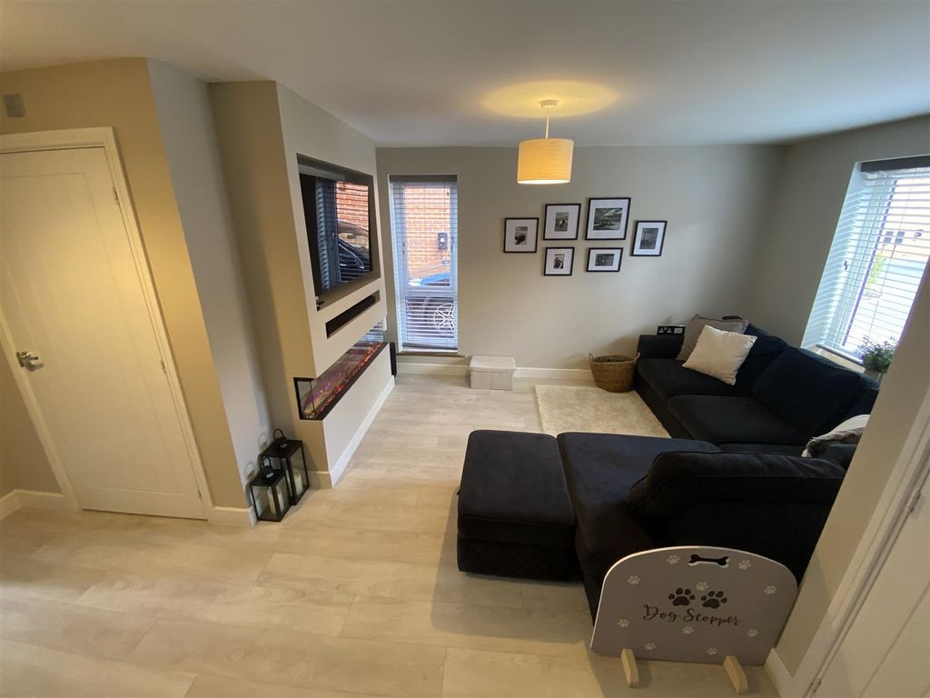 Property photo 2 of 12 Lounge