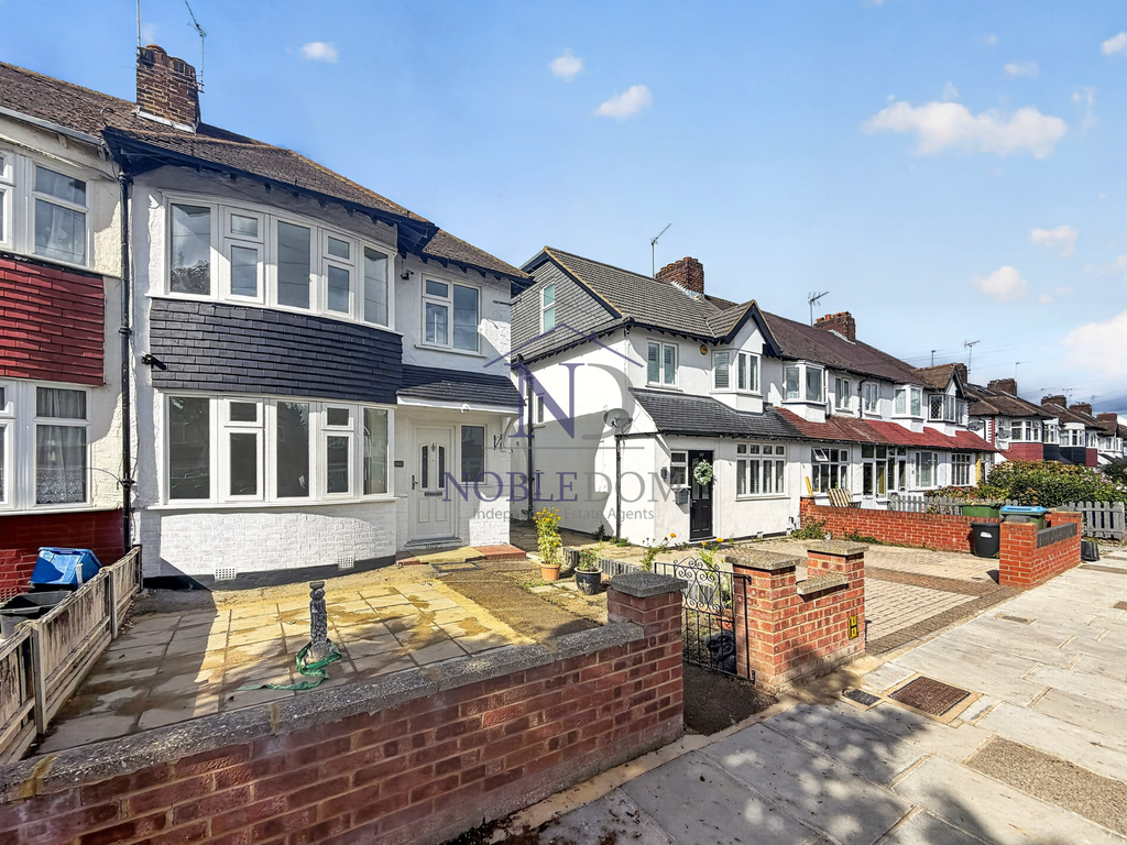 Property photo 1 of 14 Refurbished Three-Bedroom End Of Terrace House In Hounslow, Tw3