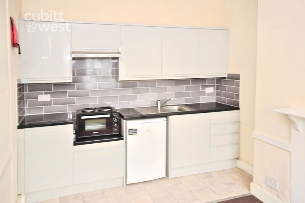 Property photo 3 of 6 Kitchen