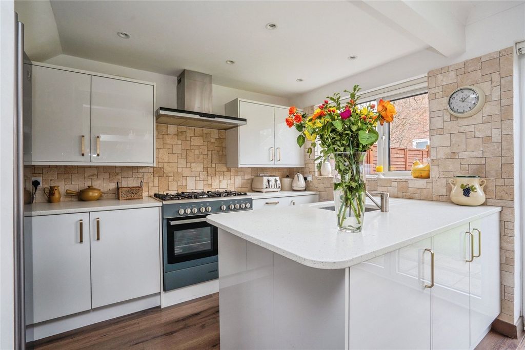 Property photo 2 of 18 Picture No. 15