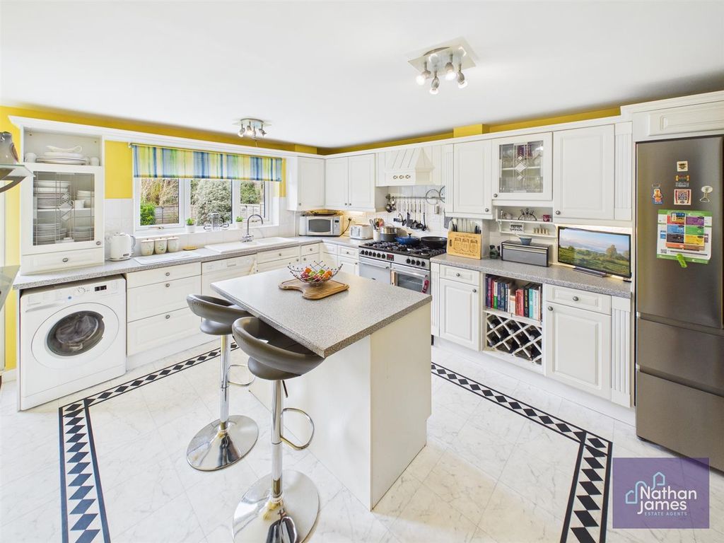 Property photo 3 of 19 Kitchen