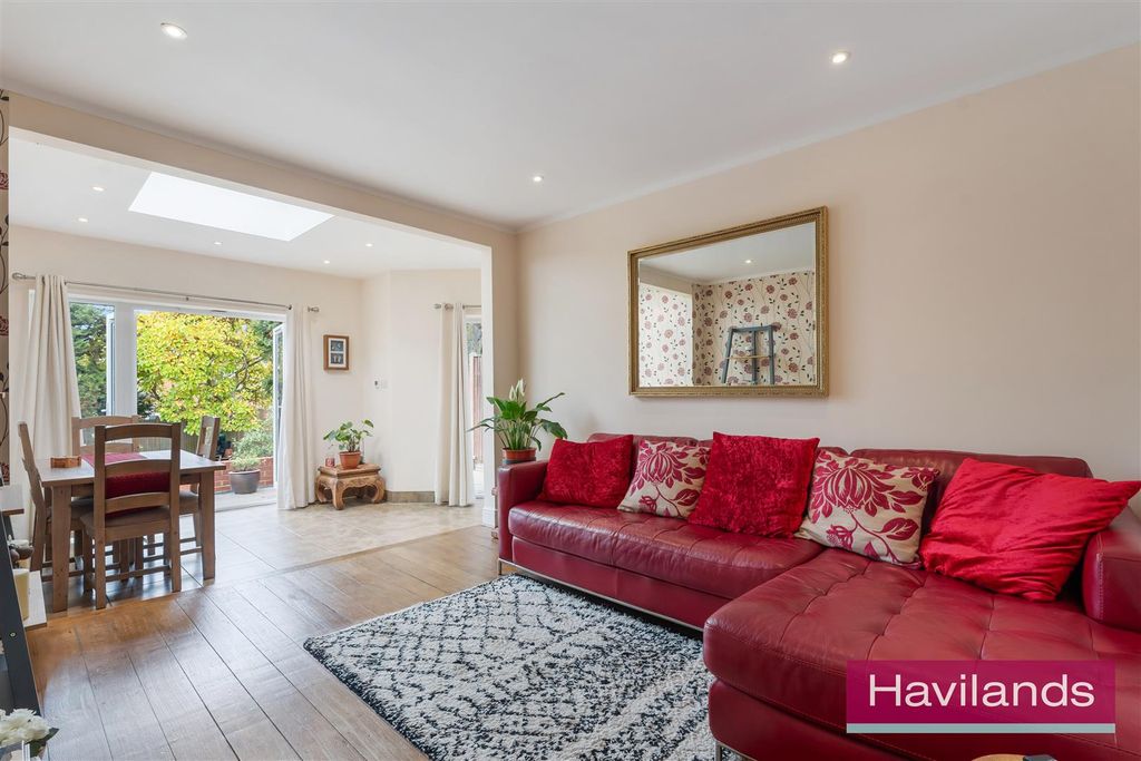 Property photo 3 of 22 Lindal Crescent-11.Jpg