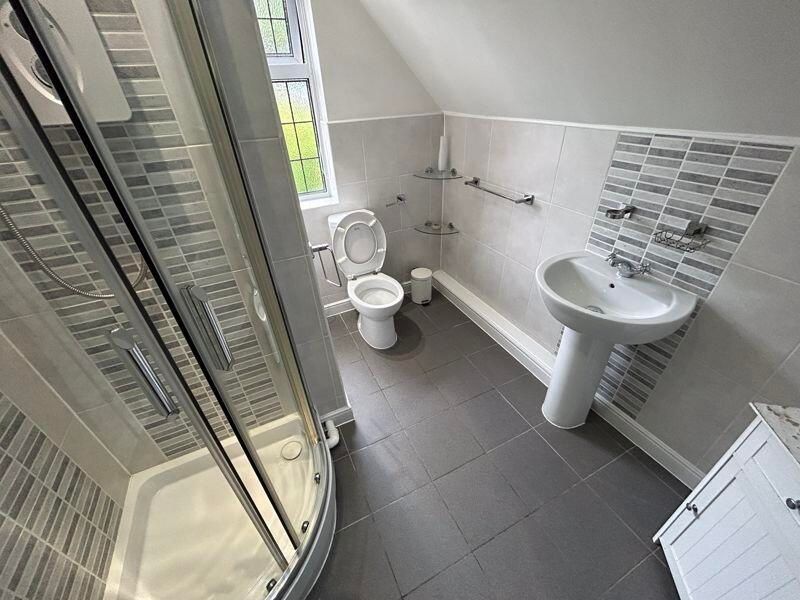 Property photo 1 of 10 A Bright And Clean Bathroom Featuring A Shower Enc...