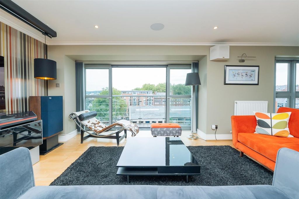 Property photo 3 of 18 31-Custom-House-BA1-6Ne-23.Jpg