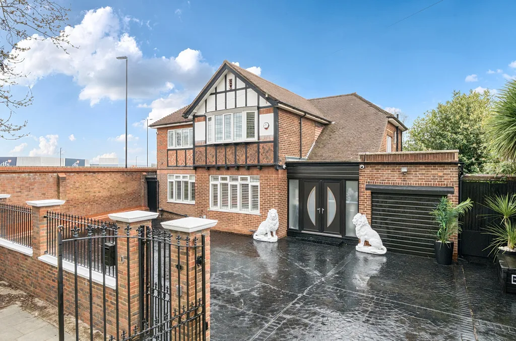 House in Orpington, Scadbury, London Borough of Bromley - View 3