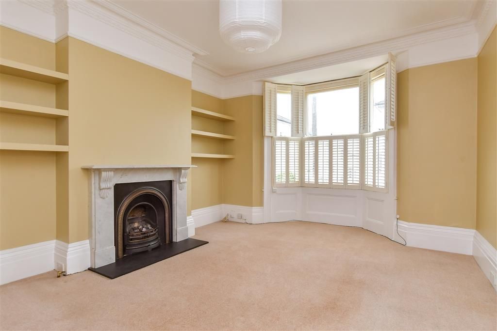Property photo 3 of 12 Lounge