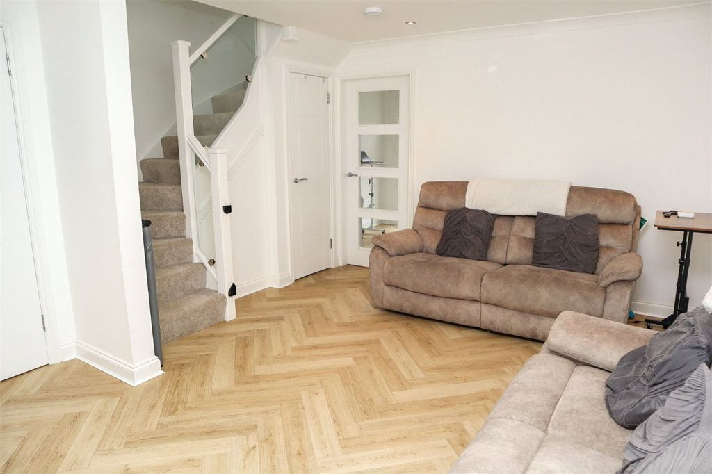 Property photo 3 of 16 Lounge