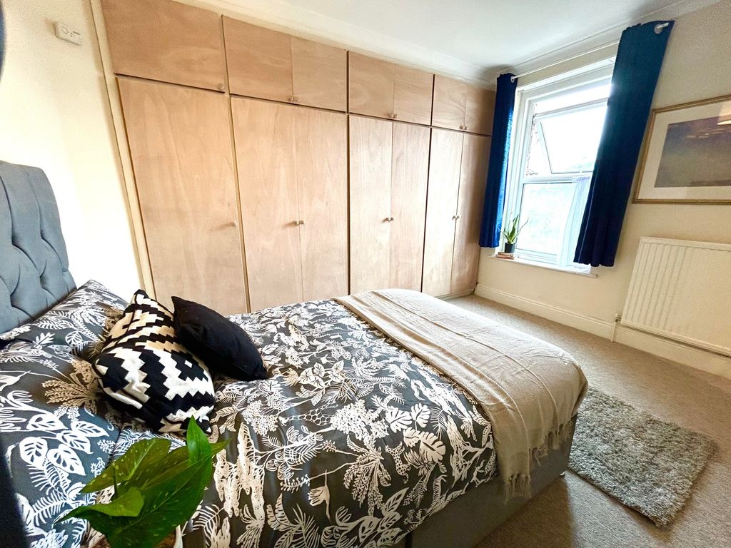 Property photo 3 of 9 Spacious Double Bedroom Featuring A Comfortable Be...