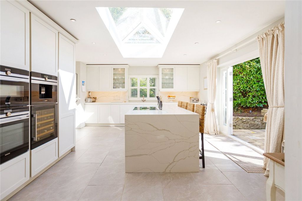 Property photo 3 of 33 Kitchen