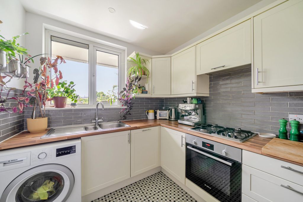 Property photo 3 of 19 1477929-11-6A300E...