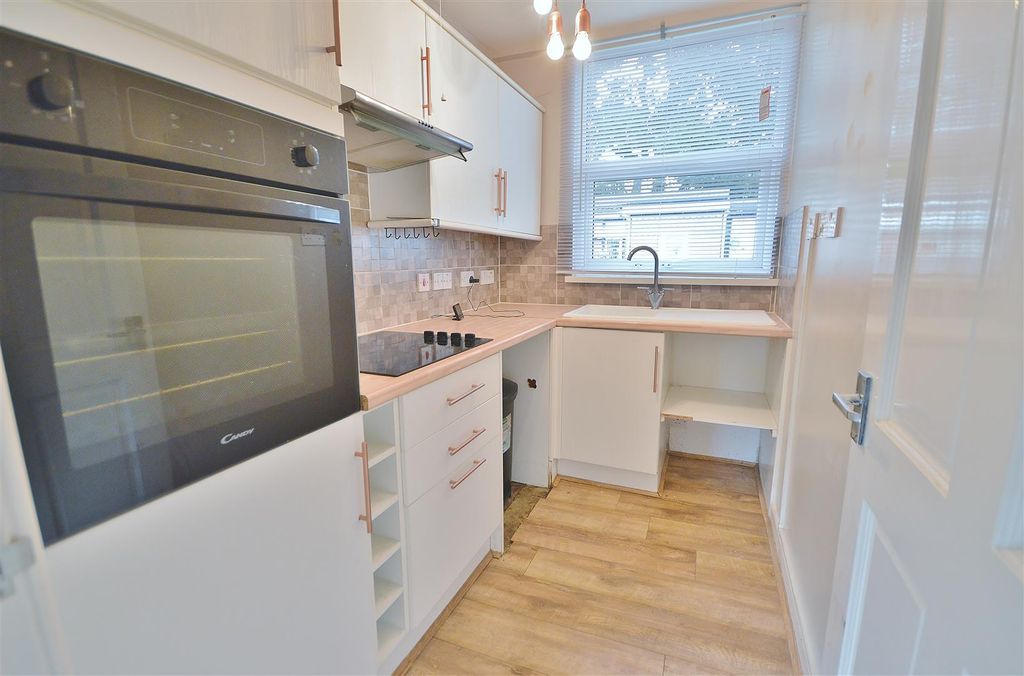 Property photo 3 of 9 Kitchen