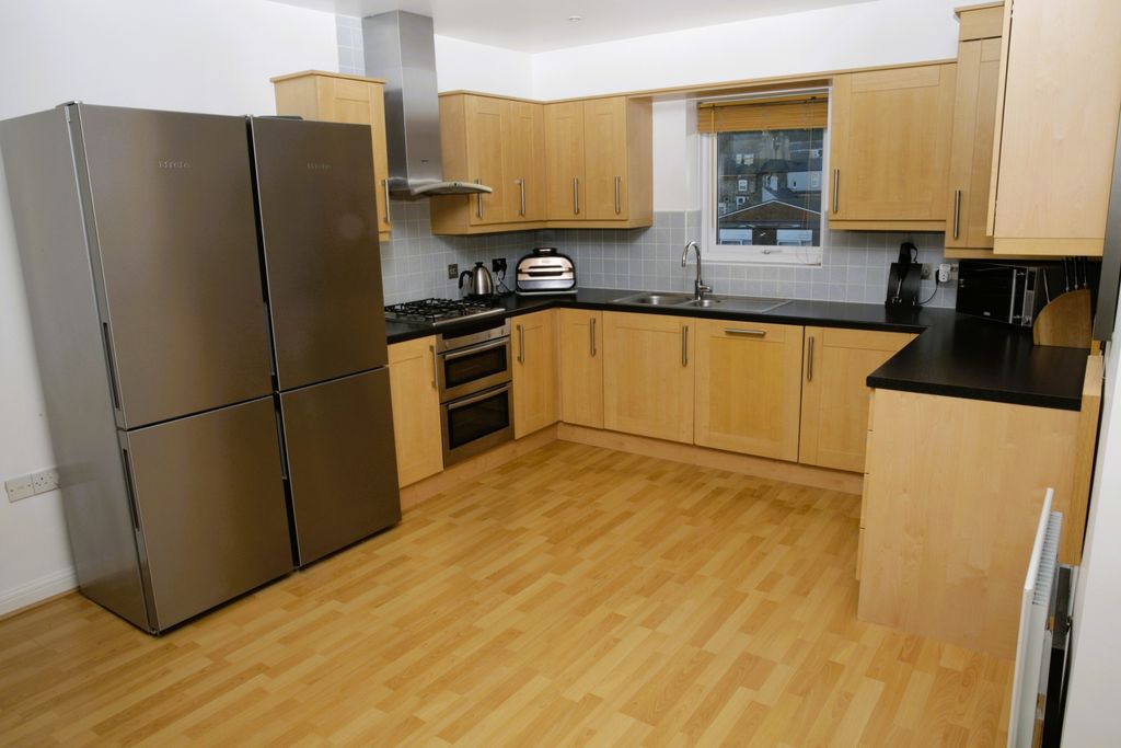 Property photo 3 of 7 Photo 6