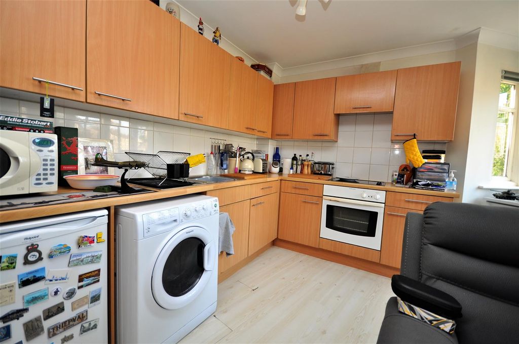 Property photo 3 of 10 Kitchen