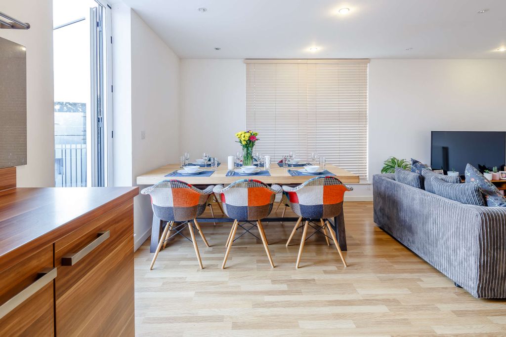 Property photo 3 of 14 8473765-Interior03-800