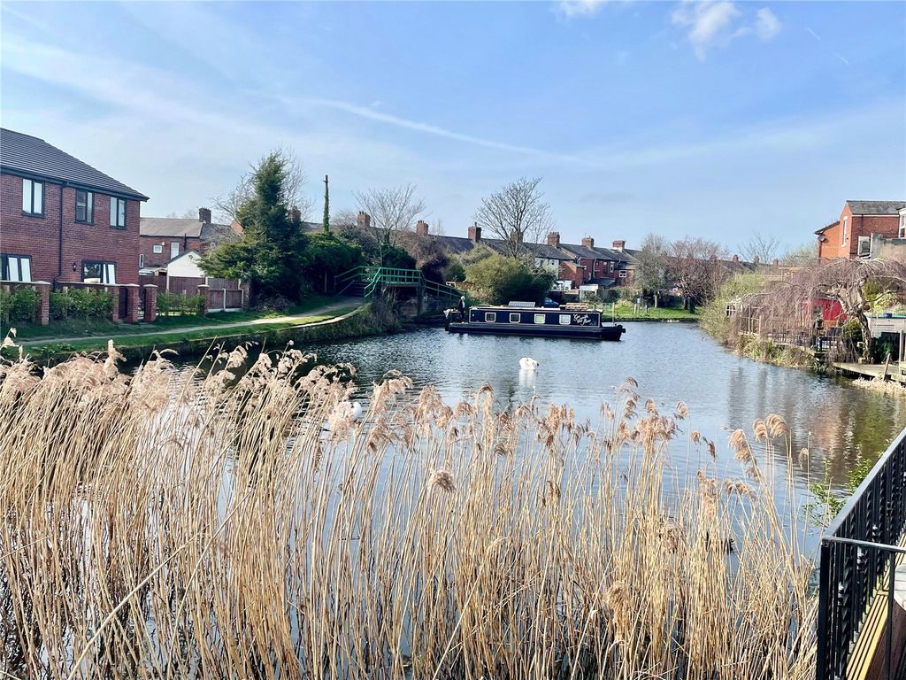 Property photo 2 of 26 Canal Views