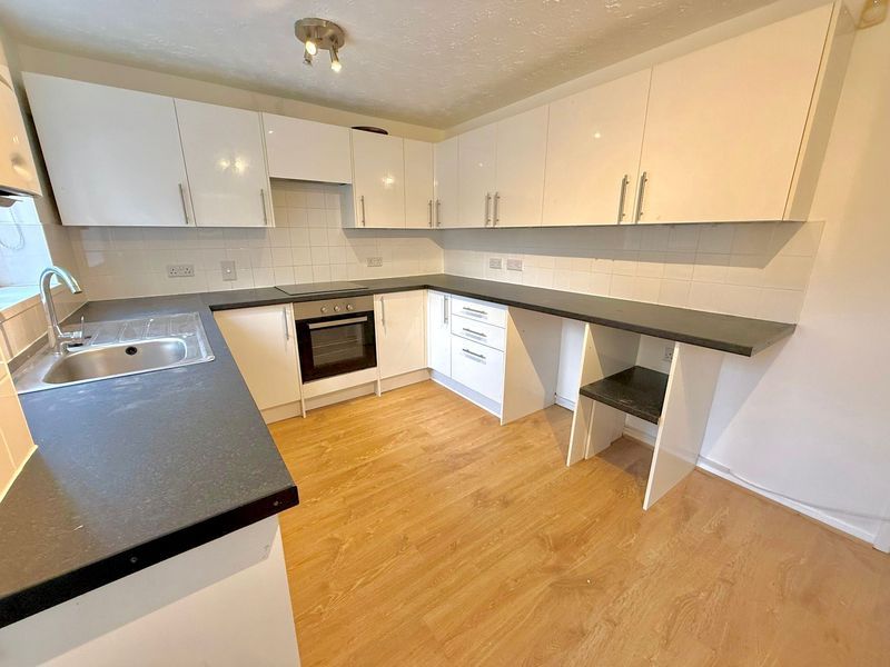 Property photo 2 of 11 Kitchen