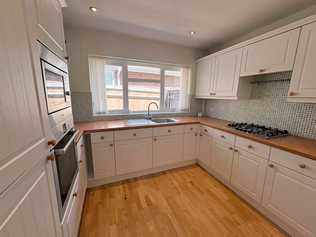 Property photo 3 of 20 Kitchen