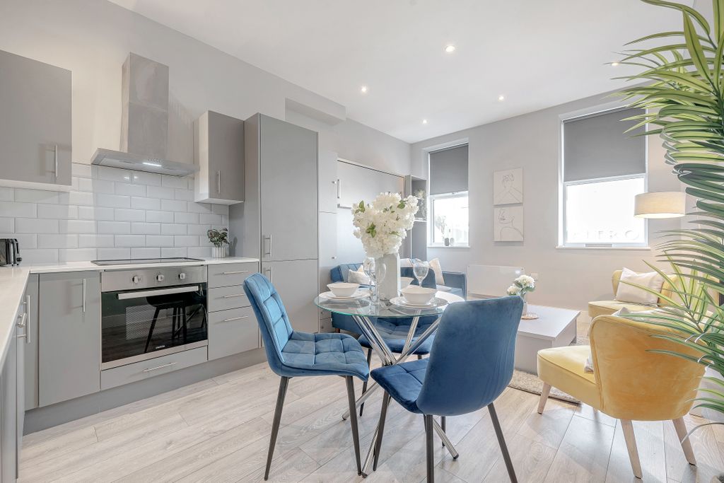 Property photo 1 of 9 Spacious Family Apartment For Short-Let