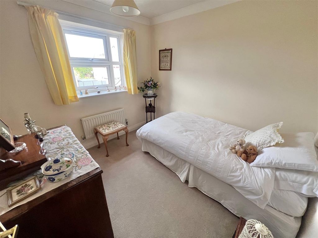 Property photo 2 of 14 Bed...Jpg