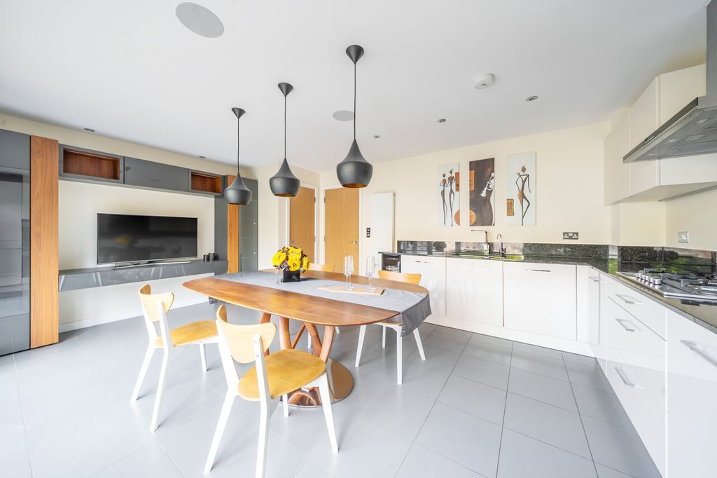 Property photo 3 of 10 Kitchen / Dining Room