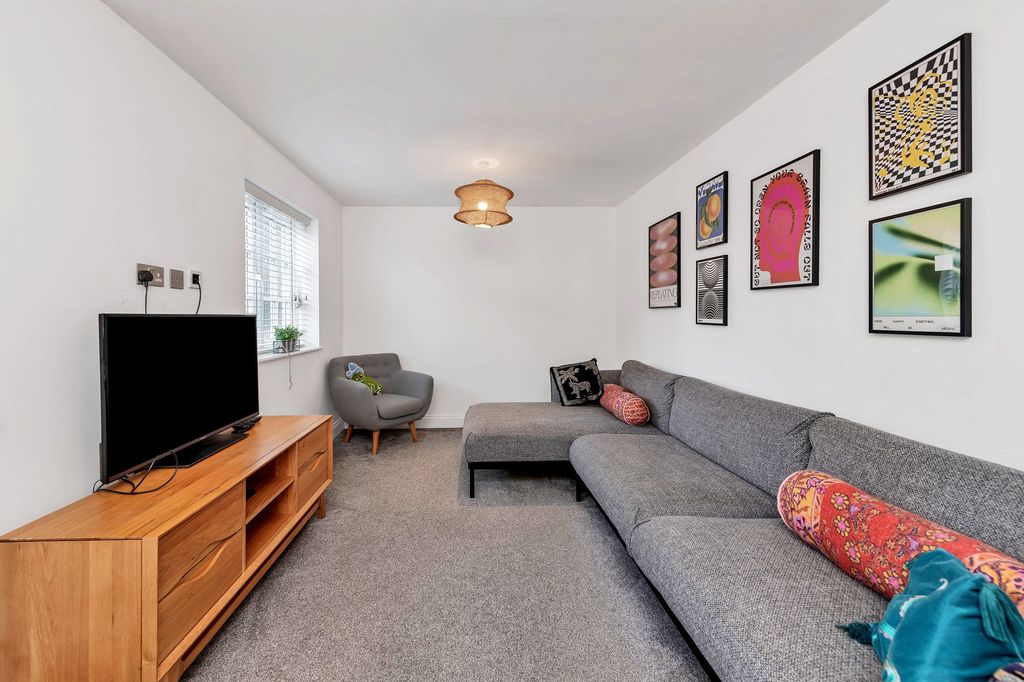 Property photo 3 of 27