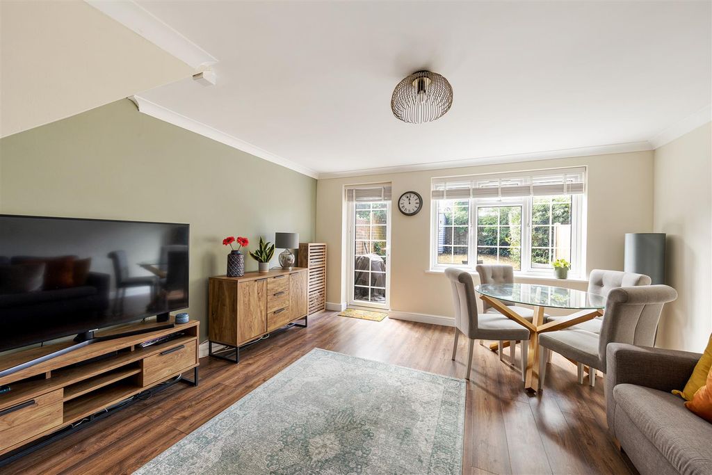 Property photo 2 of 23 Jacklin Green Ig8