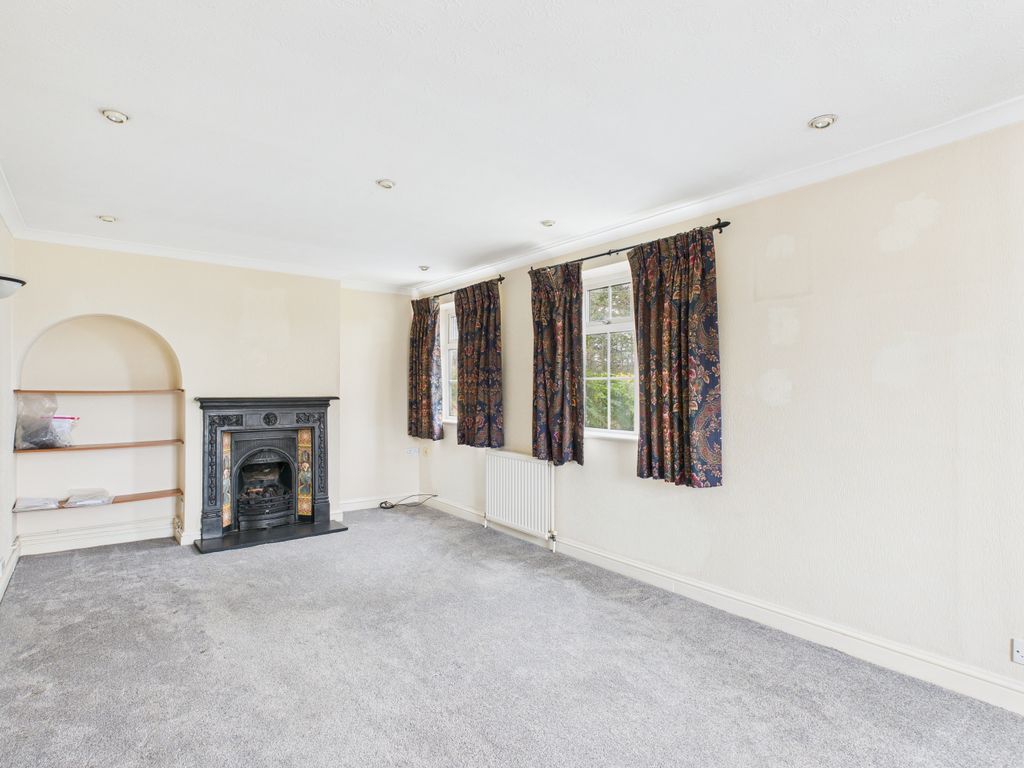 Property photo 2 of 19 Living Room (1)