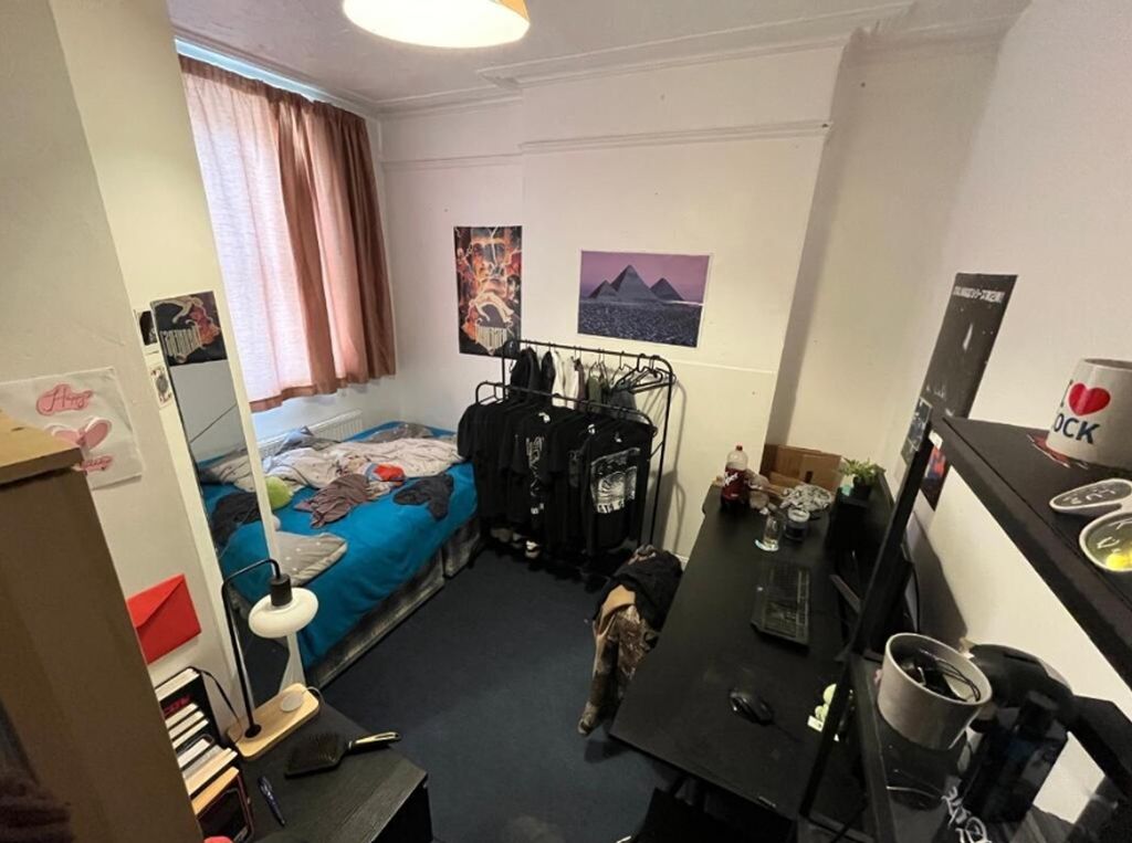 Property photo 3 of 12 A Cozy Double Bedroom With A Creative Touch, Perfe...