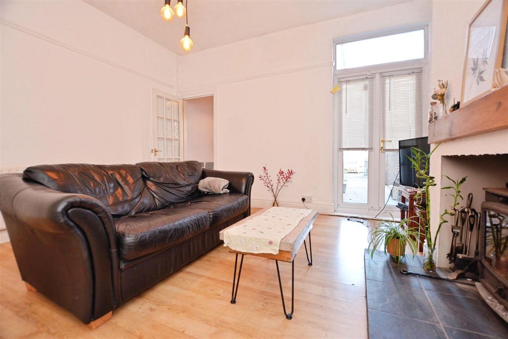 Property photo 3 of 18 Dining Room