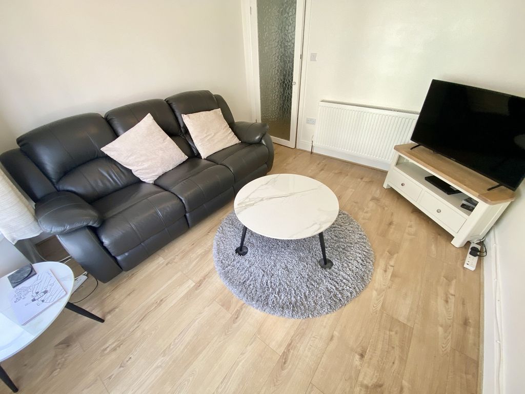 Property photo 3 of 16 Lounge