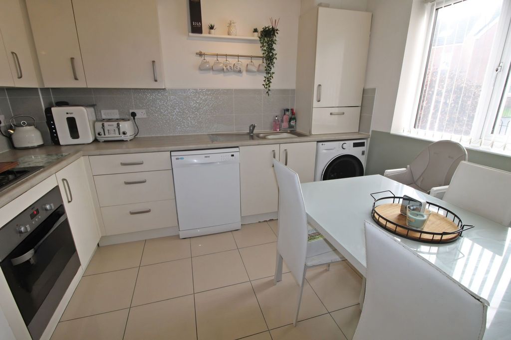 Property photo 3 of 19 Kitchen