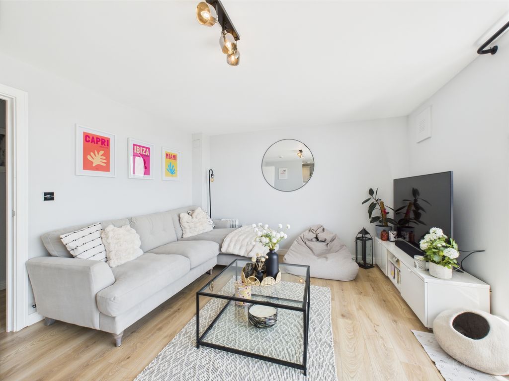 Property photo 3 of 12 Cam02119G0-Pr0388-Still005