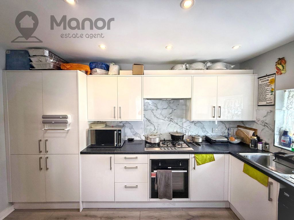 Property photo 3 of 18 Kitchen