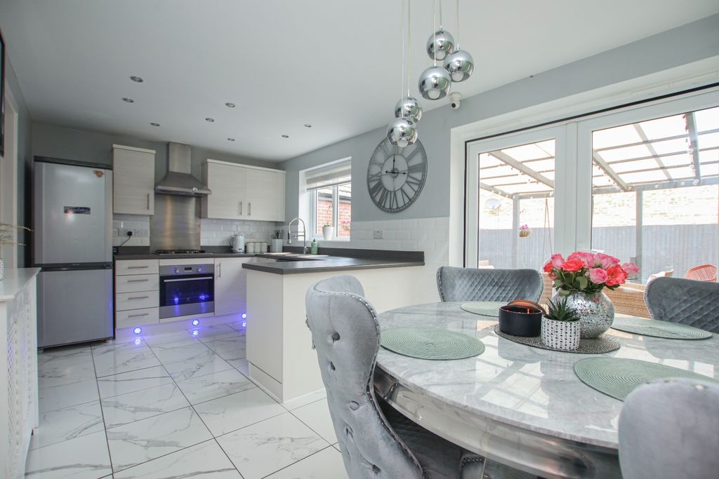 Property photo 2 of 23 5213022
