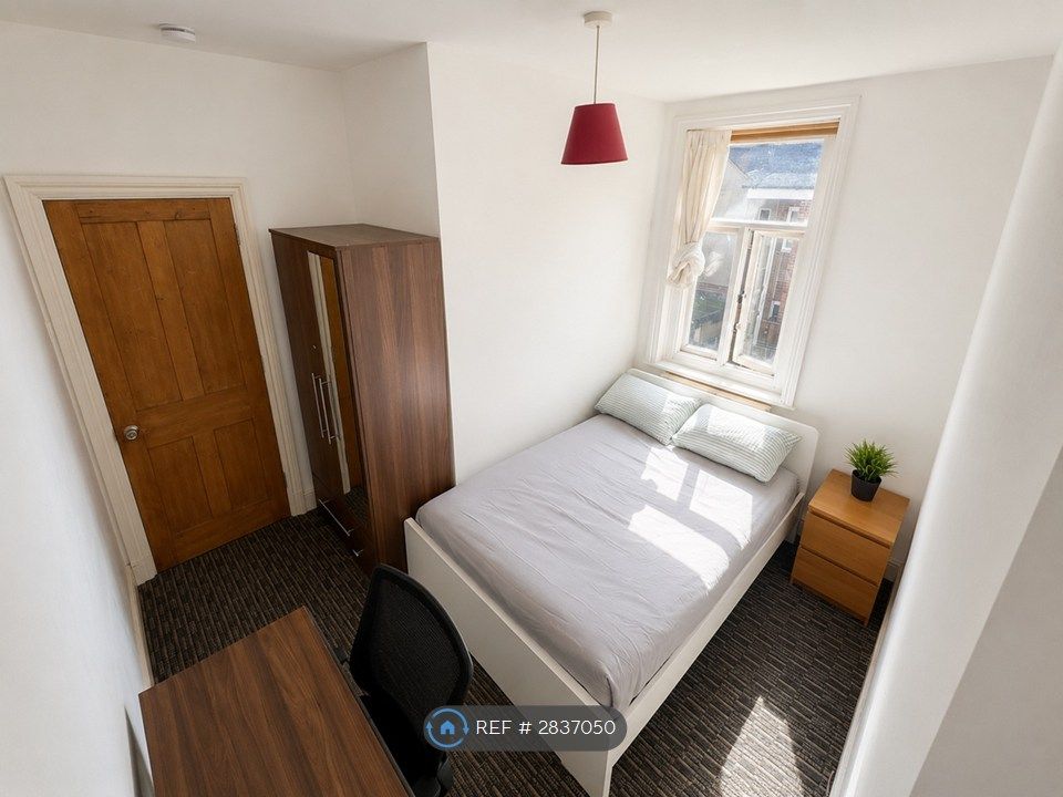 Property photo 1 of 15 Room 2