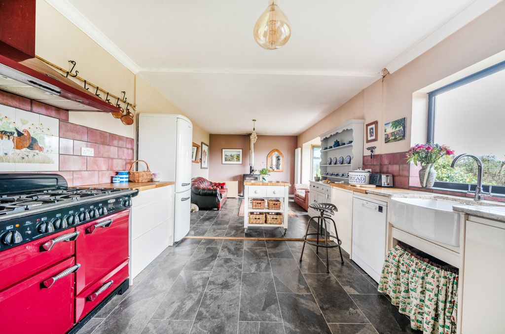 Property photo 3 of 28 1438127-18-69d94F...