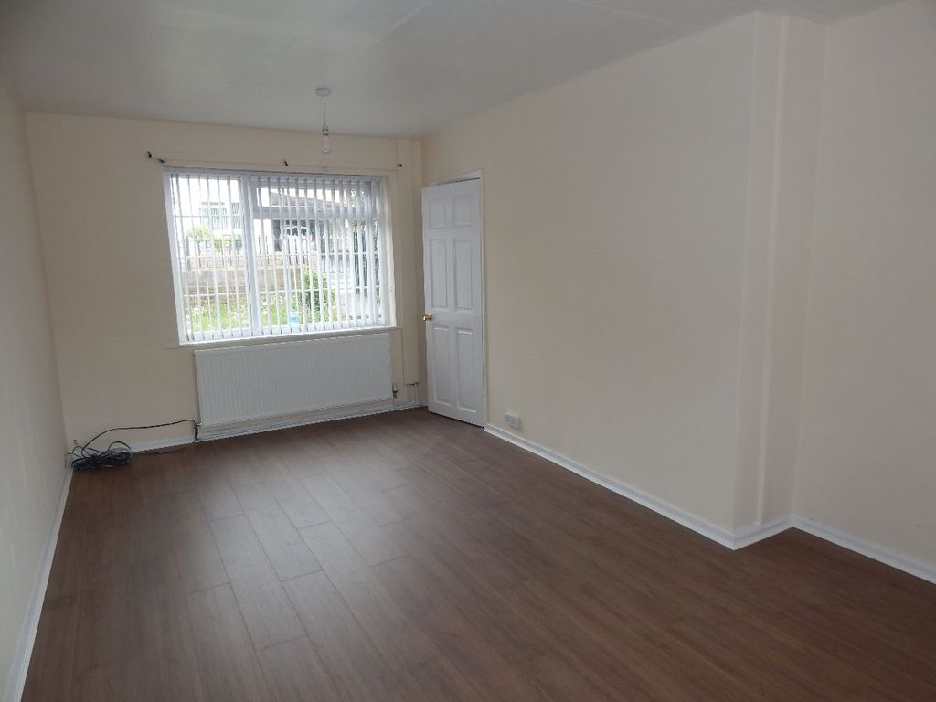 Property photo 3 of 18 Living Room