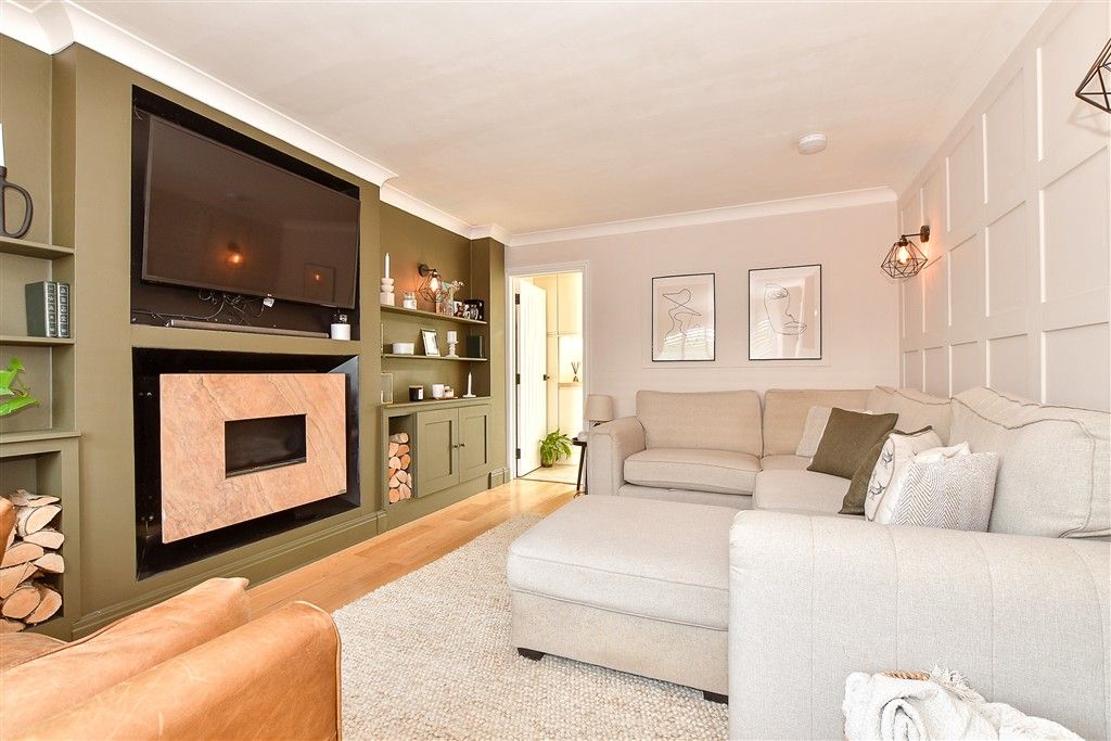 Property photo 2 of 9 Lounge