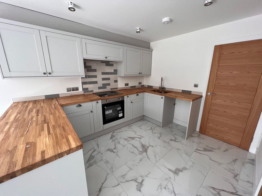 Property photo 3 of 9 Kitchen