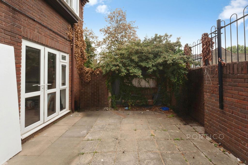 Property photo 3 of 16 Private Garden