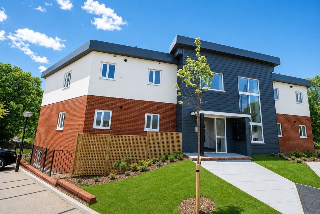 Property photo 1 of 7 5A Robins Gate Front