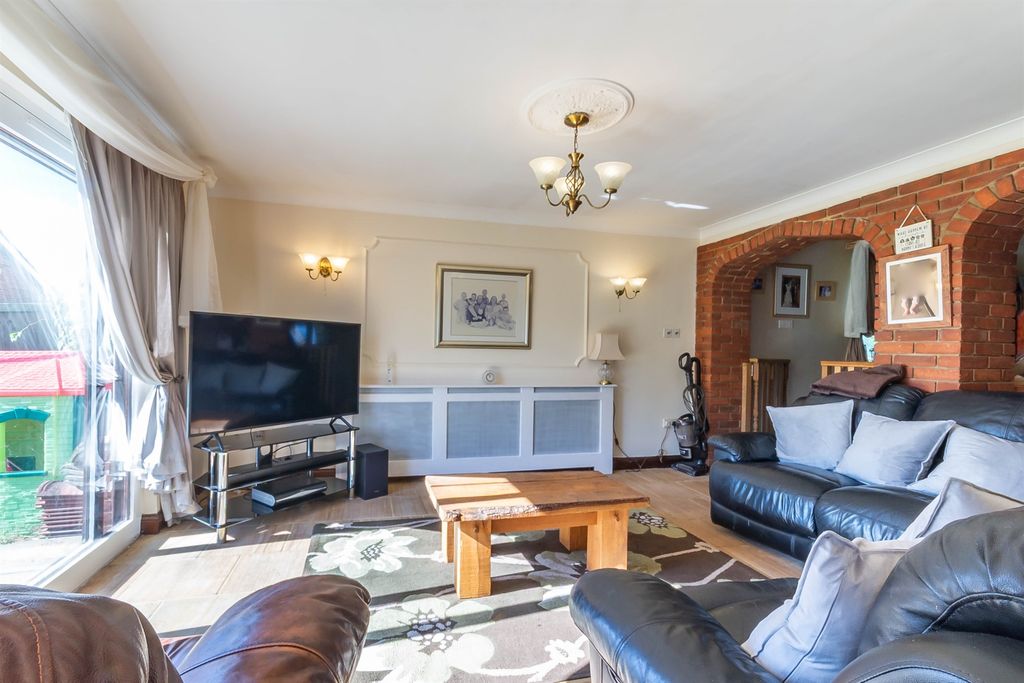 Property photo 3 of 18 Lounge