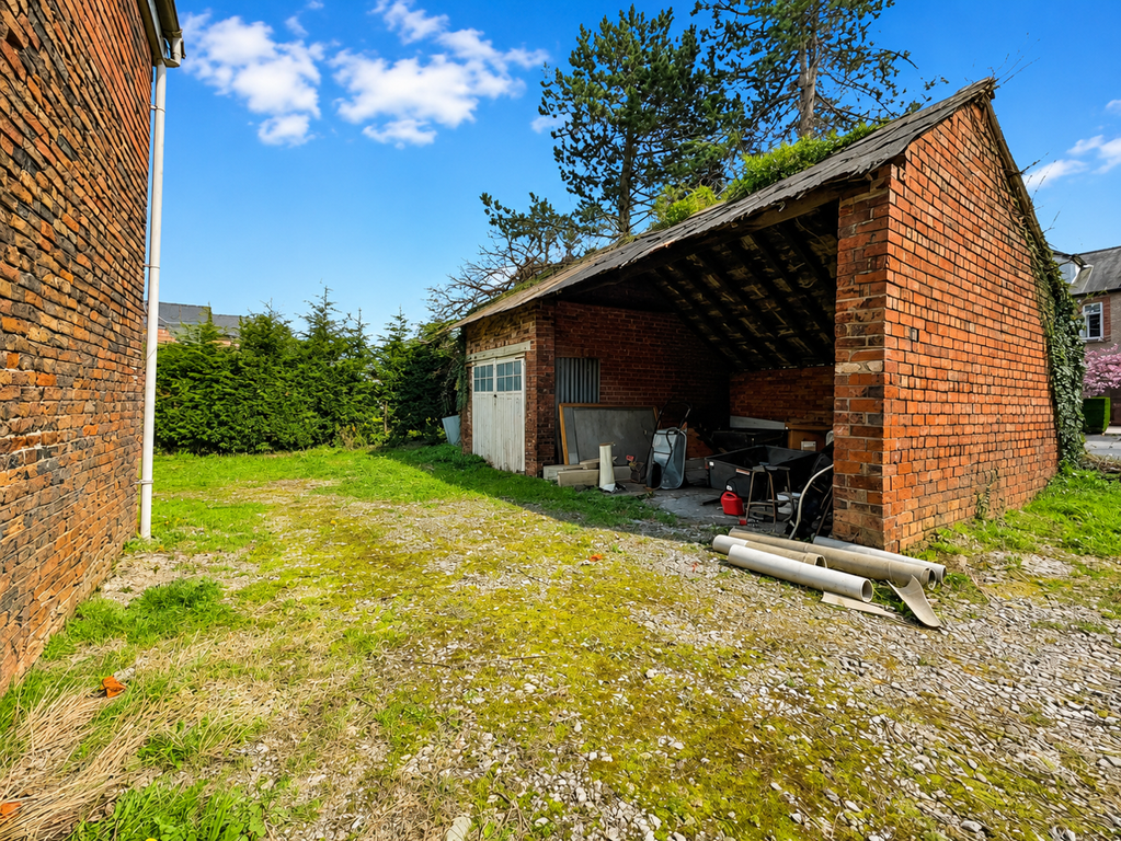 Property photo 3 of 11 Garage