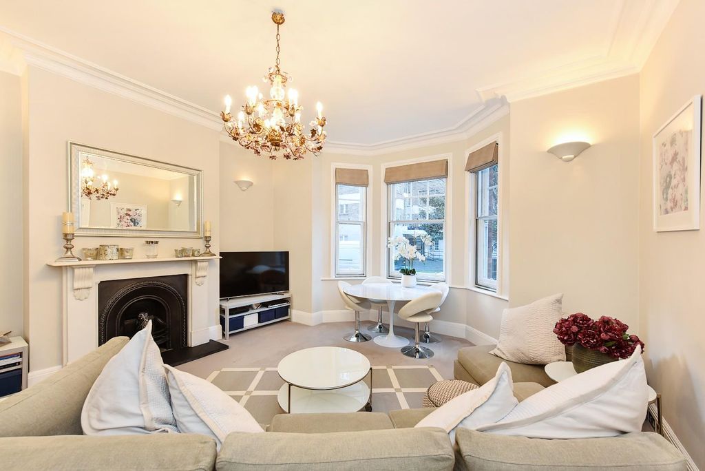 Property photo 3 of 16 19 Cumberland Mansions (5).Jpg