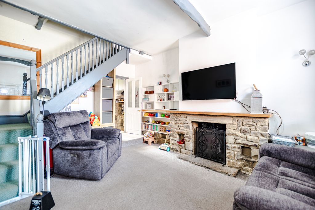 Property photo 2 of 19 Lounge1