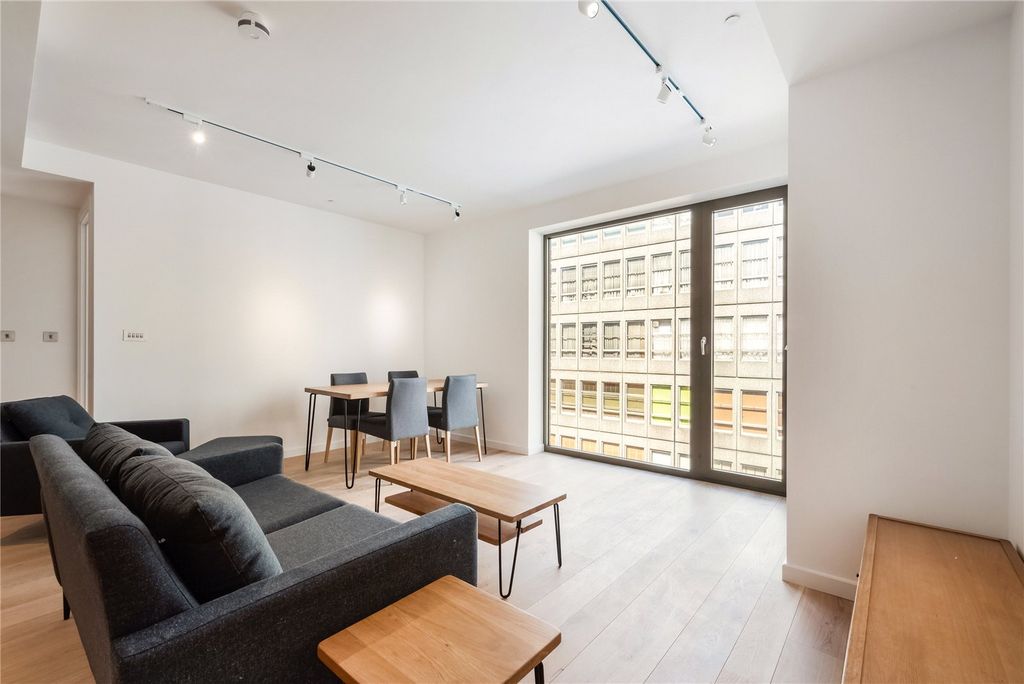 Property photo 3 of 8 Kitchen/Reception