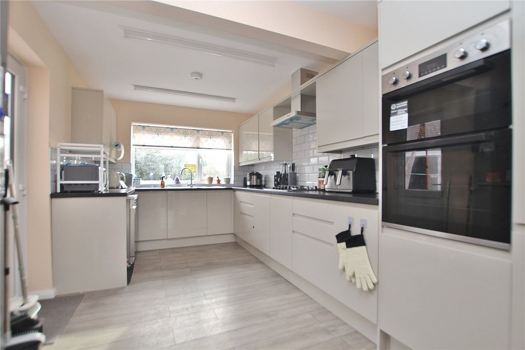 Property photo 2 of 12 Picture No. 11